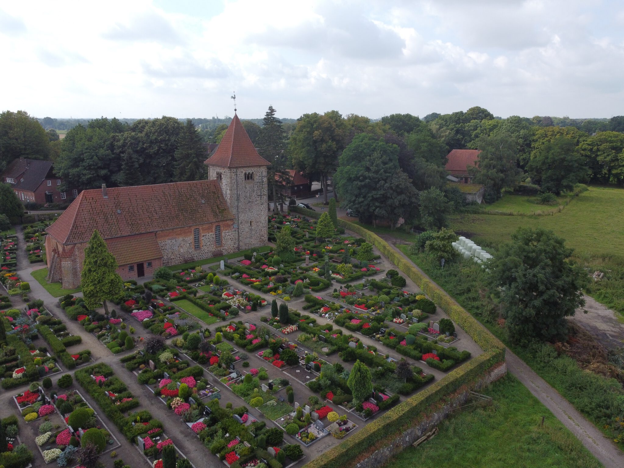 Die Hasberger Kirche von oben Kirche Hasbergen